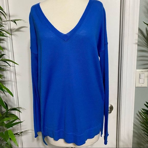 Ann Taylor Size Small Cashmere Lightweight Long Sleeve V Neck Baby Blue Sweater - Picture 2 of 15